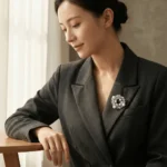 Light Luxury Brooch Themed with "Snowflake + Pearl"