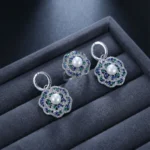 This is a light luxury jewelry set themed with flower clusters