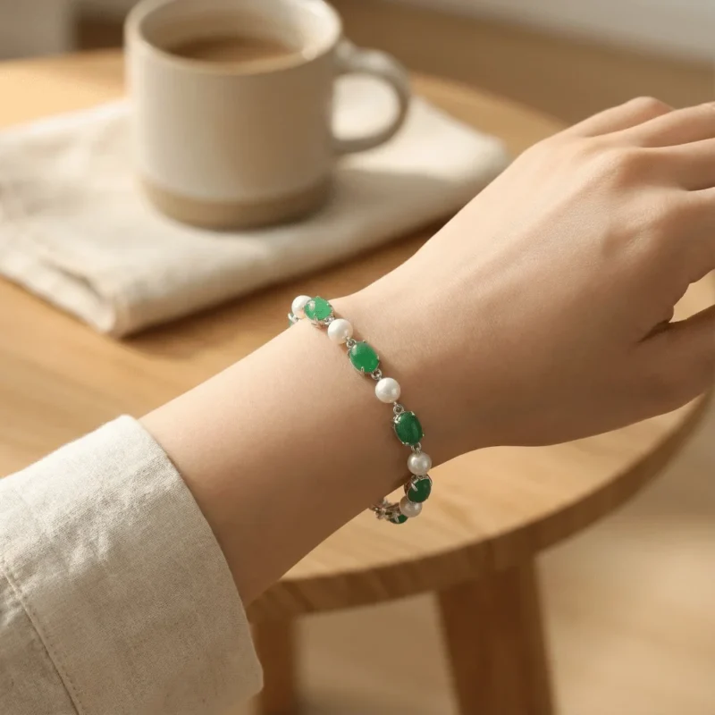 This is a light luxury bracelet that combines jadeite and pearls