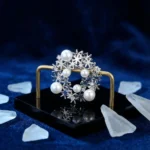Light Luxury Brooch Themed with "Snowflake + Pearl"
