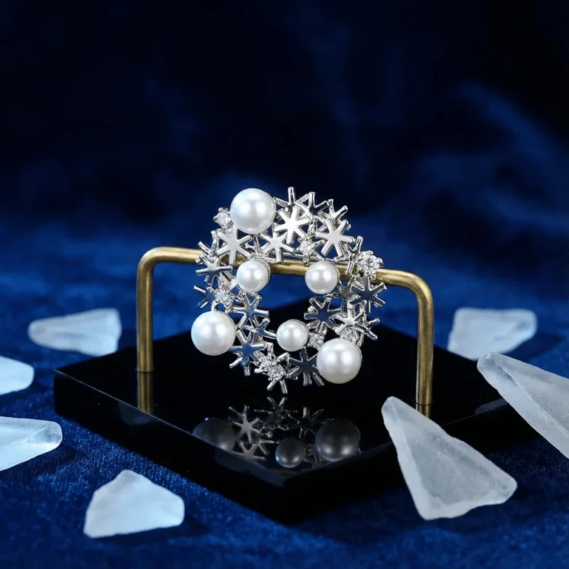 Light Luxury Brooch Themed with "Snowflake + Pearl"